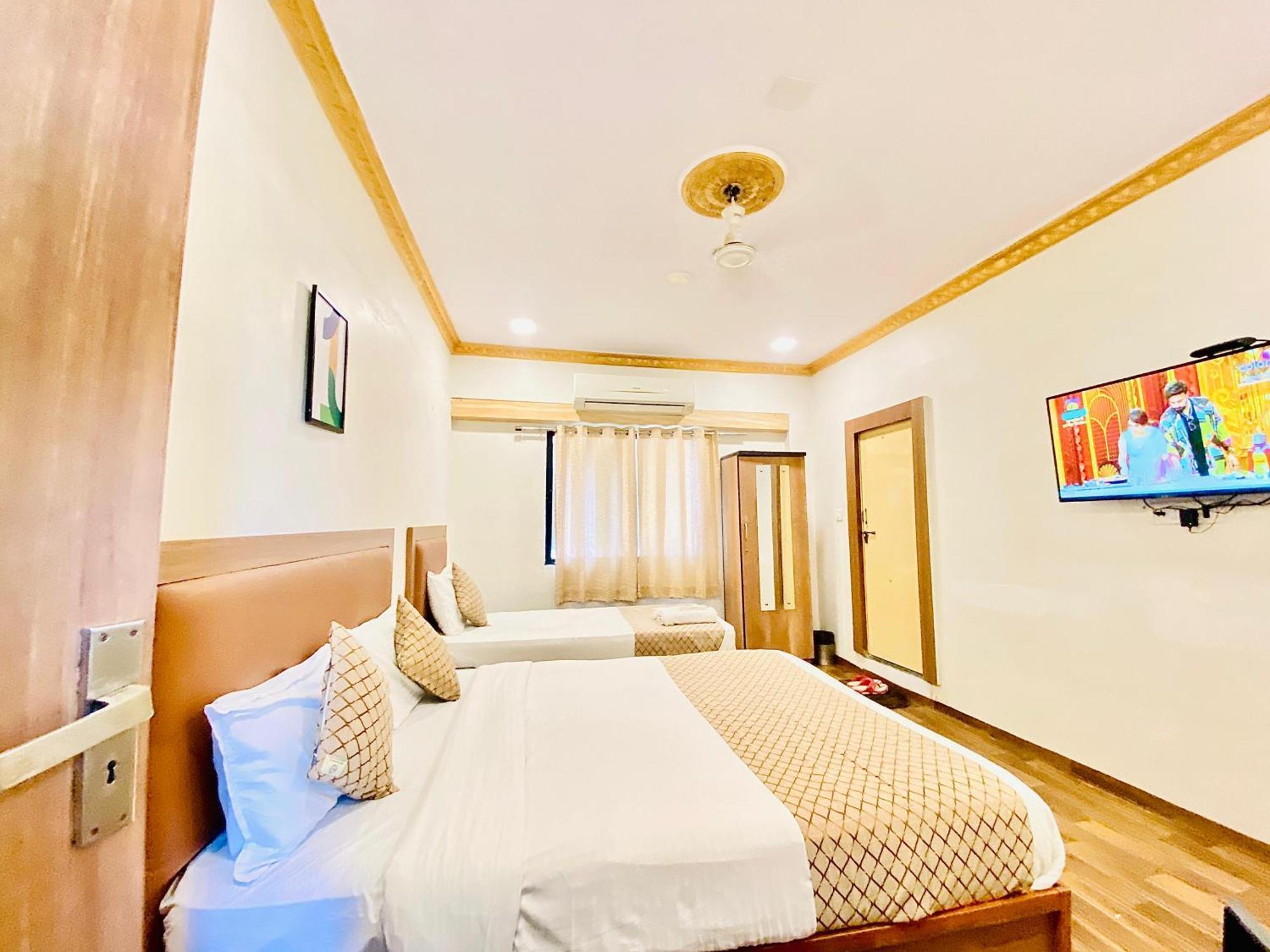 Hotel Abc Satellite Prahlad Nagar อาเมดาบัด ภายนอก รูปภาพ