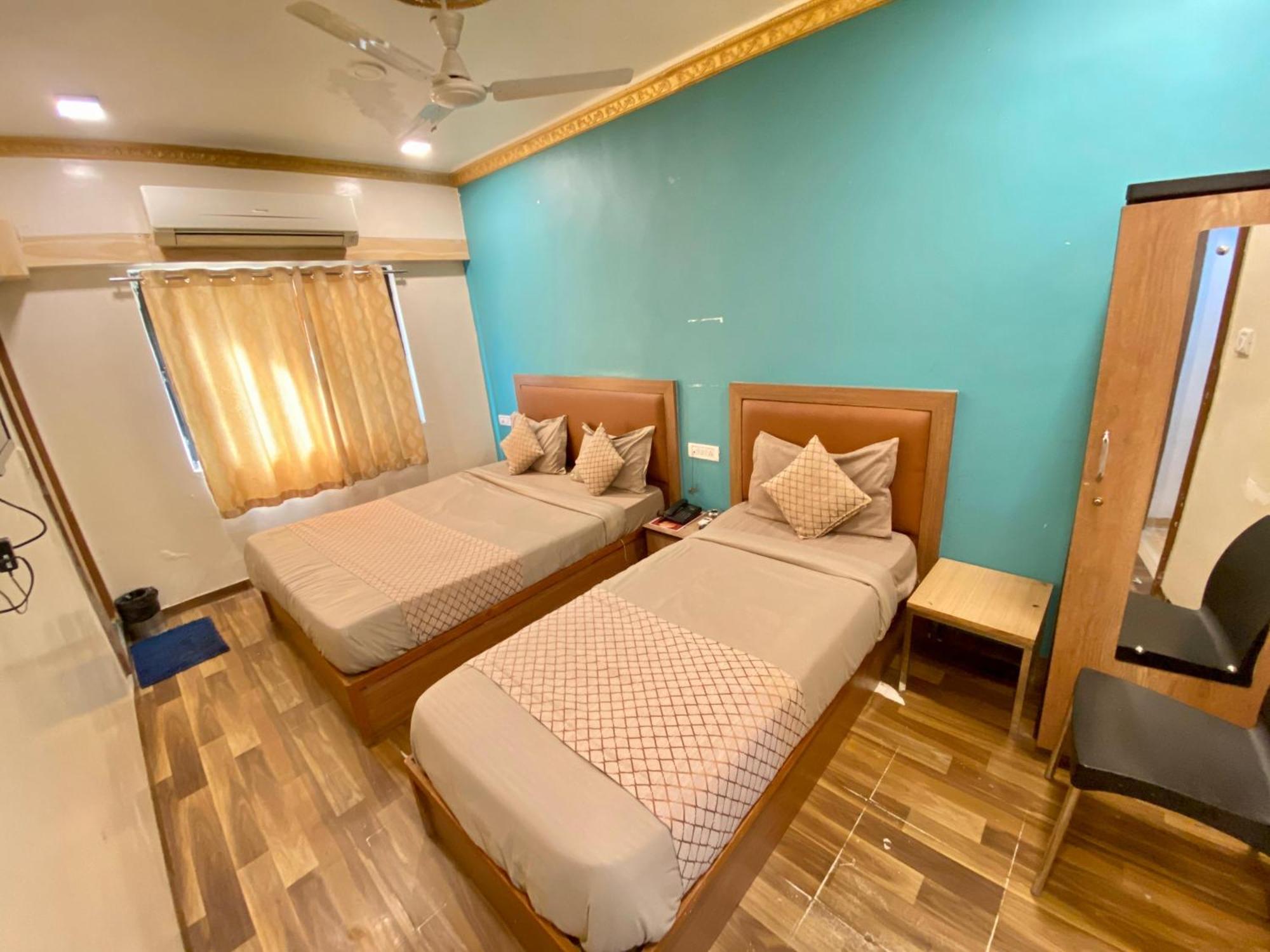 Hotel Abc Satellite Prahlad Nagar อาเมดาบัด ภายนอก รูปภาพ
