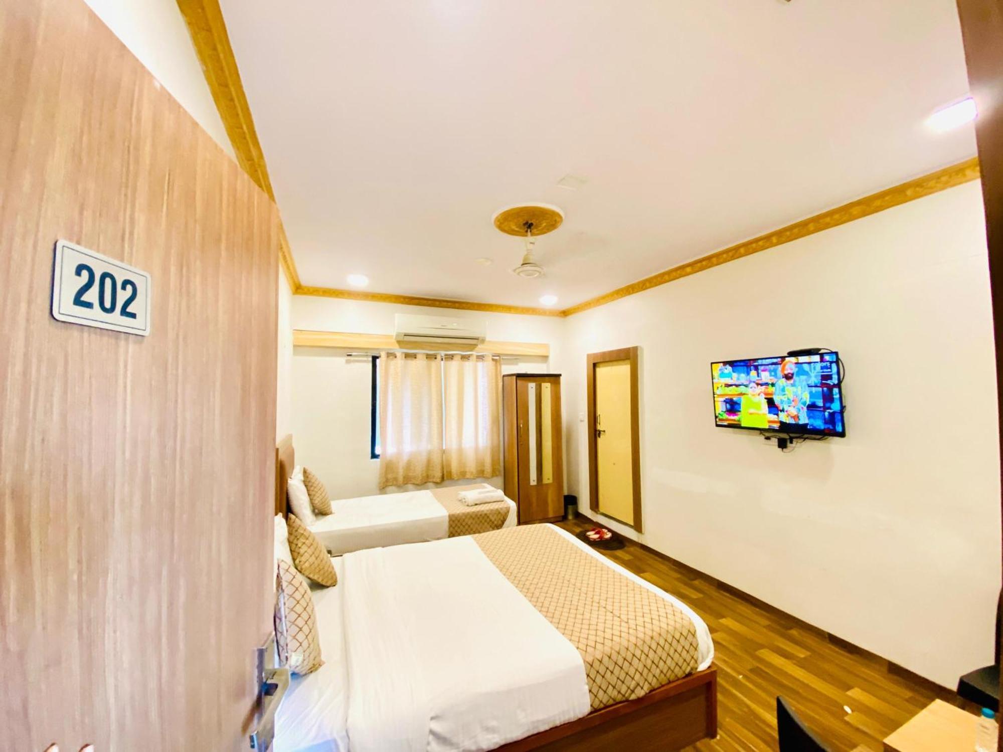 Hotel Abc Satellite Prahlad Nagar อาเมดาบัด ภายนอก รูปภาพ