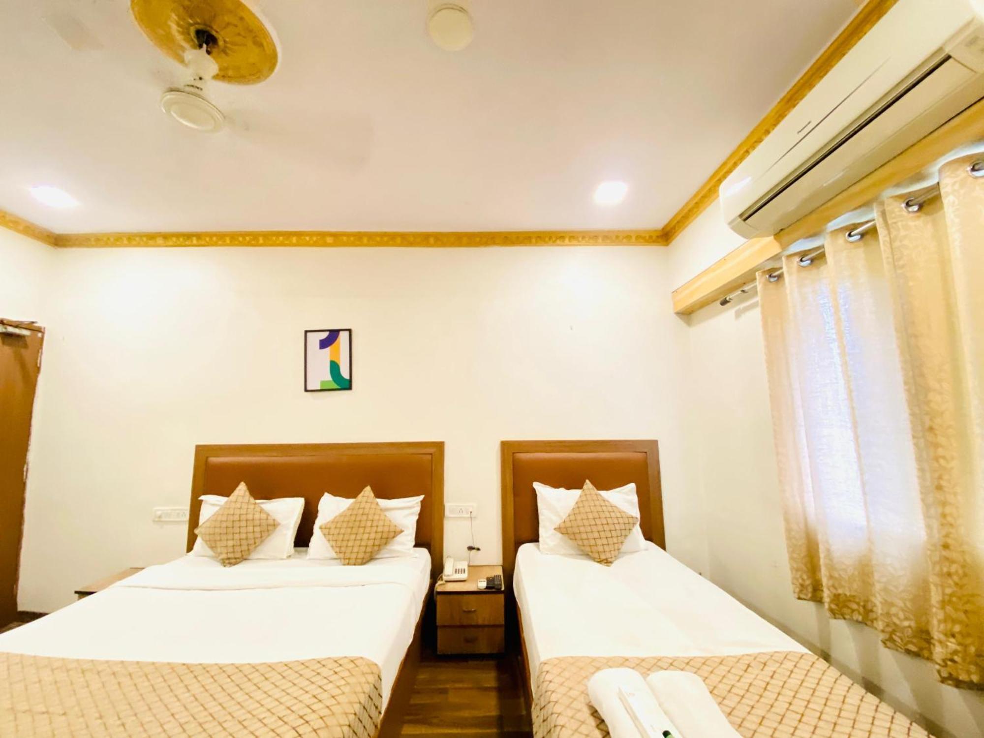 Hotel Abc Satellite Prahlad Nagar อาเมดาบัด ภายนอก รูปภาพ
