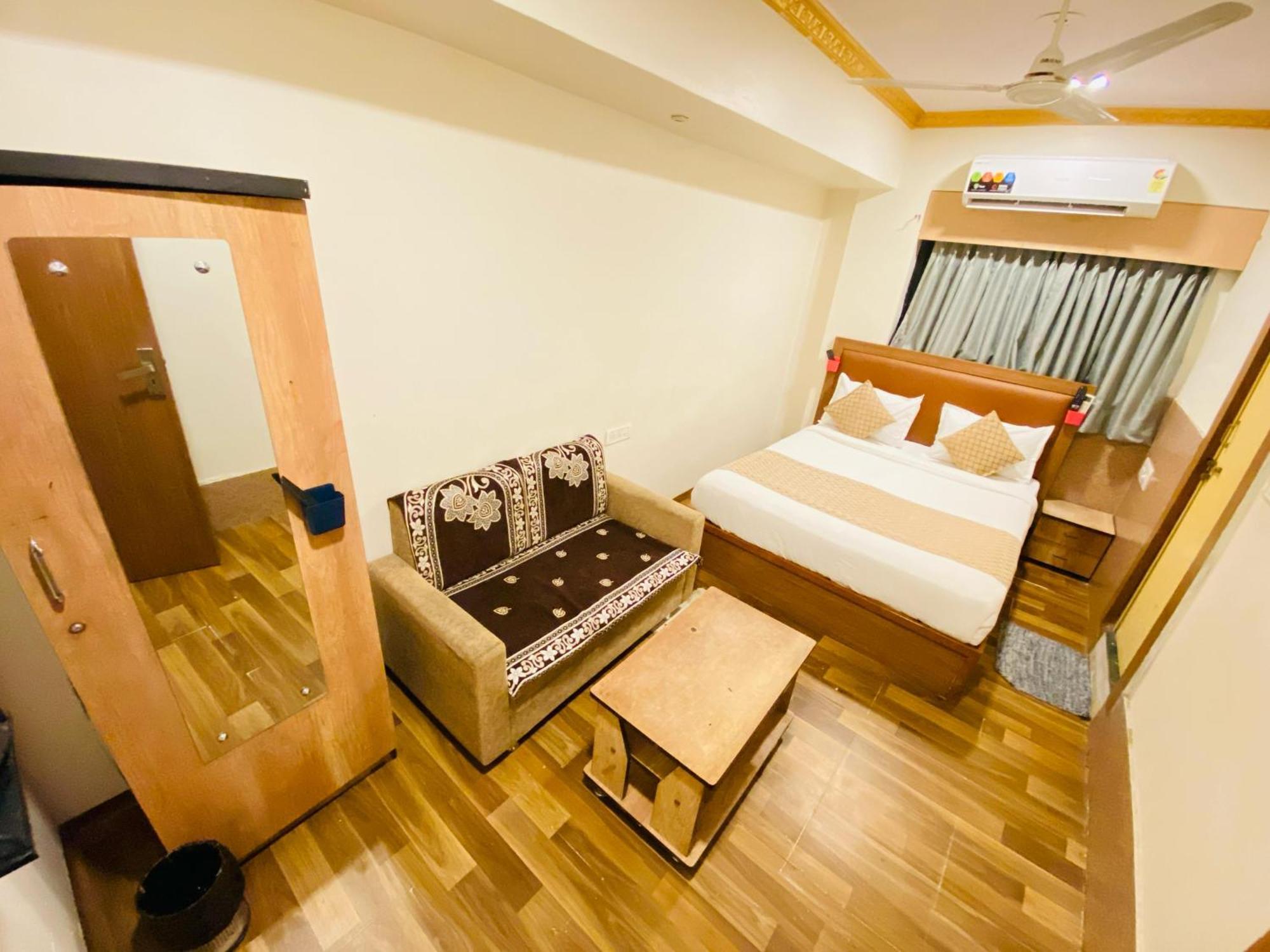 Hotel Abc Satellite Prahlad Nagar อาเมดาบัด ภายนอก รูปภาพ