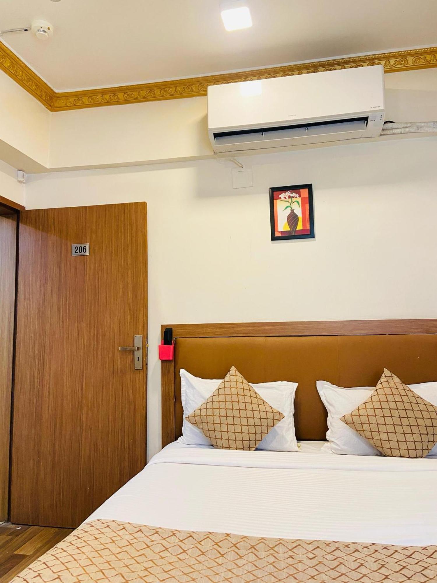 Hotel Abc Satellite Prahlad Nagar อาเมดาบัด ภายนอก รูปภาพ